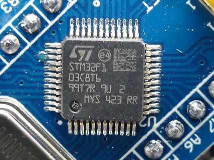 STM32F103CBT6 Mikrocontroller auf Leiterplatte