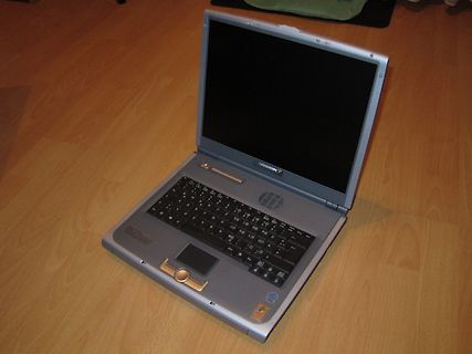 Medion Laptop auf Holzboden