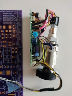 Elektronikaufbau mit Leiterplatte und Glasröhre