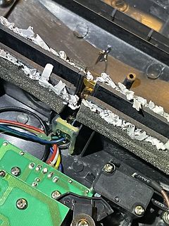 Nahaufnahme einer geöffneten Elektronikkomponente mit Leiterplatte