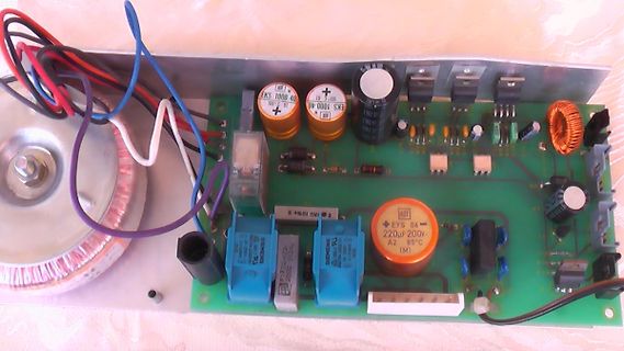 Bestückte Leiterplatte eines Netzteils mit Elektrolytkondensatoren