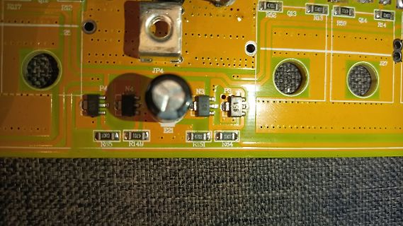 Nahaufnahme einer gelben Leiterplatte mit elektronischen Bauteilen