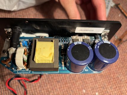 Nahaufnahme einer Leiterplatte mit Transformator und Elektrolytkondensatoren
