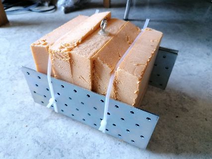 Schaumstoffblöcke in Metallhalterung mit Kabelbindern