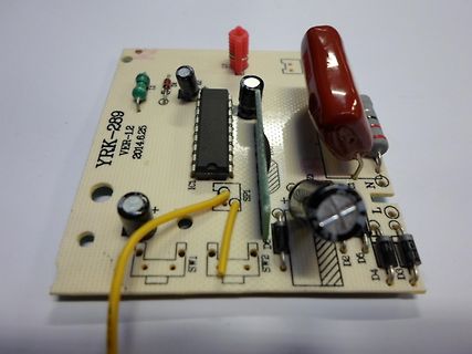 Bestückte Leiterplatte mit elektronischen Bauteilen