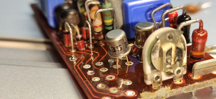 Nahaufnahme einer bestückten Leiterplatte mit elektronischen Bauteilen