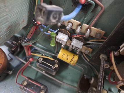 Innenansicht eines Geräts mit Bauteilen und Verkabelung