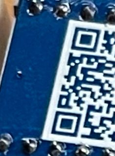 Detail einer blauen Leiterplatte mit QR-Code