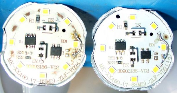Zwei bestückte Leiterplatten von LED-Modulen