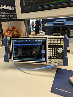 Rohde & Schwarz Spektrumanalysator auf Tisch