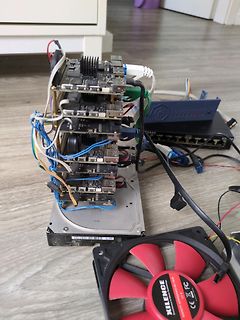 Aufgestapelte Mikrocontroller-Boards und ein Lüfter
