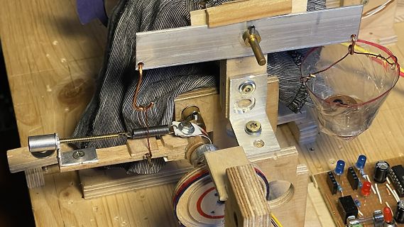 Mechanischer Aufbau mit Holz, Metall und Elektronikkomponenten