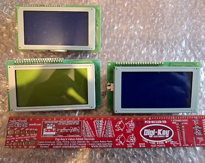 Drei LCD-Module mit Lineal