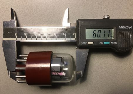Elektronikbauteil mit Messschieber