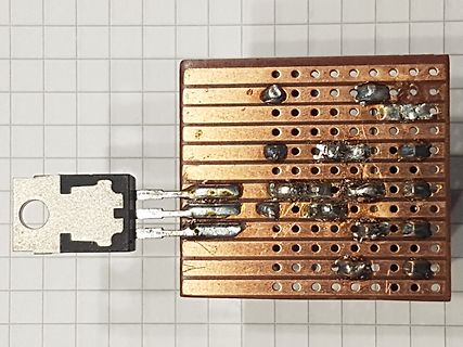 Foto einer geätzten Leiterplatte mit Transistor