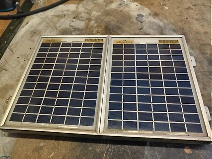 Zwei kleine Solarzellen auf Werkstattuntergrund