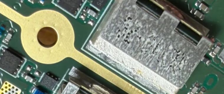 Nahaufnahme einer Leiterplatte mit USB-Buchse
