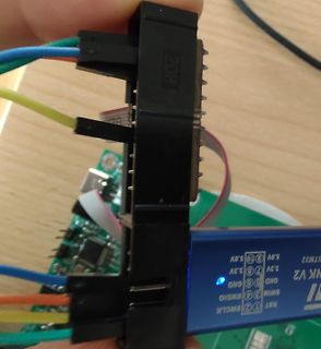 ST-LINK V2 Debugger an Leiterplatte angeschlossen