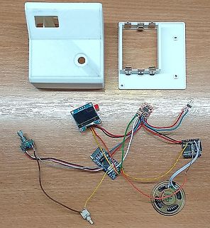 Elektronik-Bausatz mit Gehäuse, Display und Komponenten