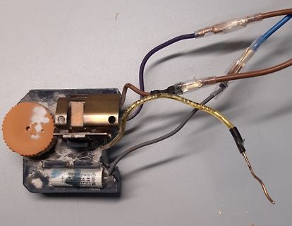 Freie Verdrahtung mit Elektrolytkondensator und Kabeln