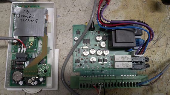 Leiterplatten und Elektronikkomponenten auf Werkstatttisch
