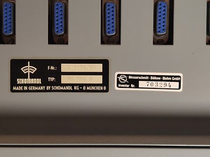 Typenschild eines Messgeräts mit Anschlüssen