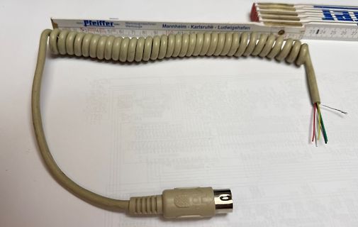Spiralgebundenes Kabel mit DB9 Stecker und offenen Adern