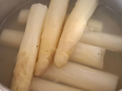 Weißer Spargel in Wasser