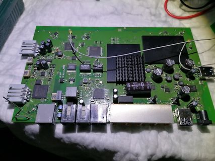 Grüne Leiterplatte mit verschiedenen elektronischen Bauteilen