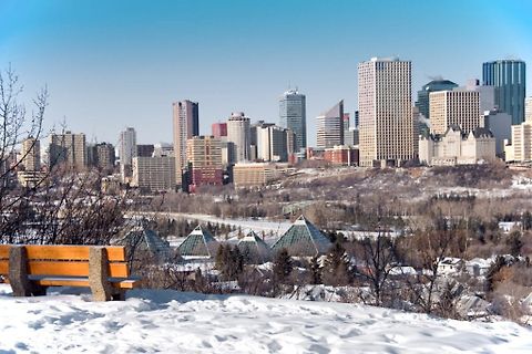 Stadtansicht mit Skyline und Park im Winter