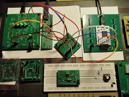 Elektronik-Aufbau mit mehreren Leiterplatten und Breadboard