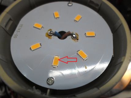 LED-Platine einer Leuchte mit rotem Pfeil