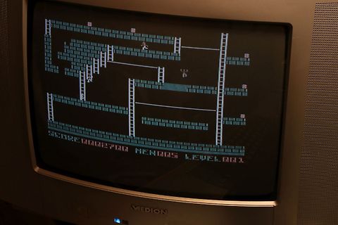Abfotografierter Röhrenfernseher mit Videospiel