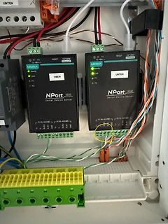 Zwei Moxa NPort Serial Device Server in Schaltschrank