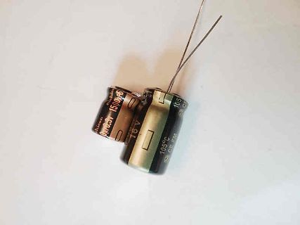 Zwei Elektrolytkondensatoren