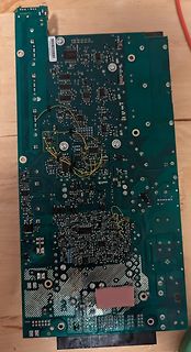 Grüne Leiterplatte mit elektronischen Bauteilen