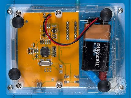 Leiterplatte in Acrylgehäuse mit Duracell Batterie