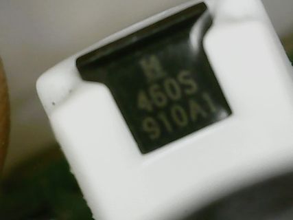 Nahaufnahme eines elektronischen Bauteils mit Typenbezeichnung