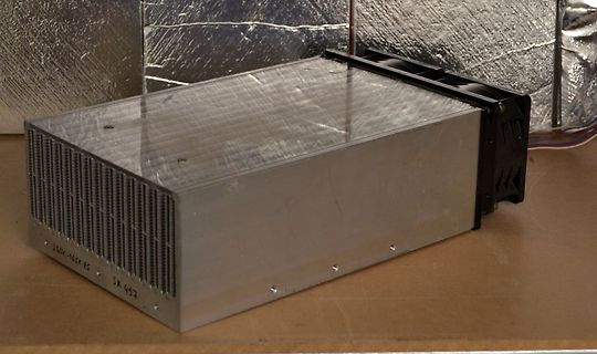 Metallgehäuse mit Kühlrippen und Lüfter