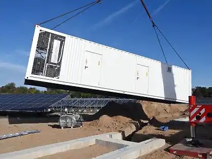 Container wird über Solaranlage gehoben