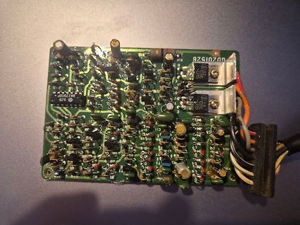 Leiterplatte mit elektronischen Bauteilen und Kabelanschluss