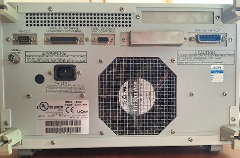 Rückseite eines LeCroy Messgeräts mit Anschlüssen