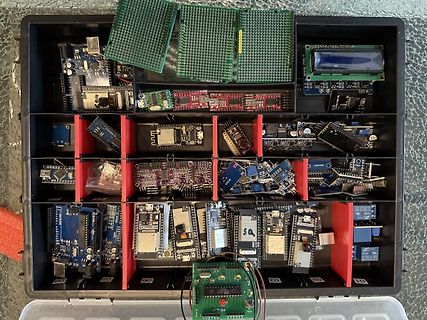 Sortiment an Mikrocontrollern und Leiterplatten in einer Kunststoffbox