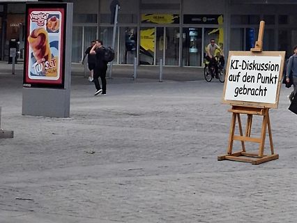 Meme mit Text auf Staffelei