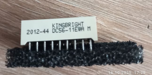 Kingbright 7-Segment-Anzeige auf Holzuntergrund