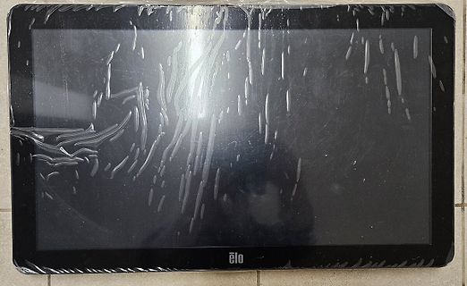Abfotografierter Elo Touchscreen mit Schutzfolie