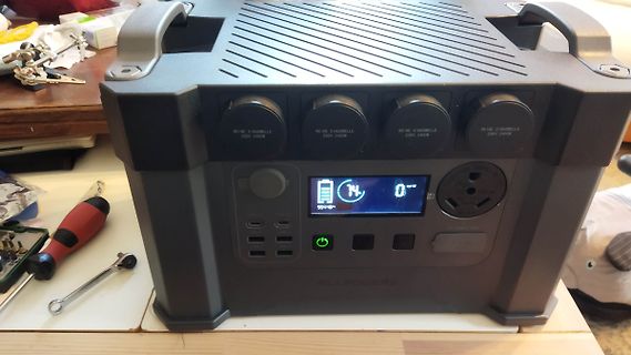 Tragbare Powerstation mit Display und Steckdosen