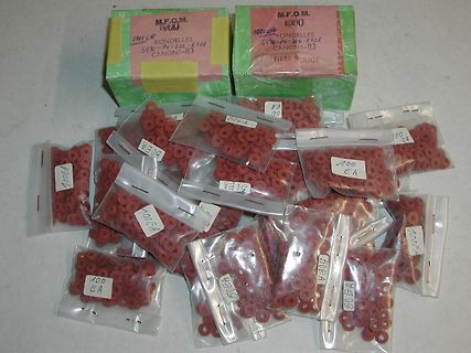 Rote Dichtungsringe in Plastikbeuteln und Kartons