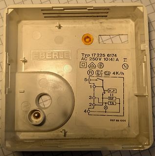 Gehäuse eines Eberle Schalters mit Schaltplan