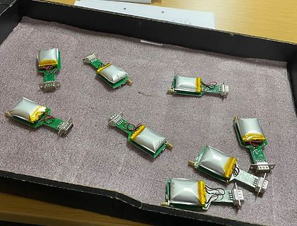 Mehrere kleine Leiterplatten mit silbernen Bauteilen in einer Schachtel